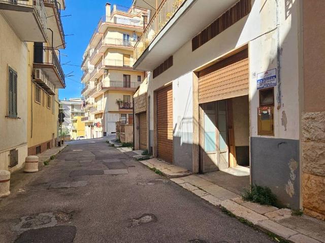 Locale Commerciale in vendita a Putignano, Bari