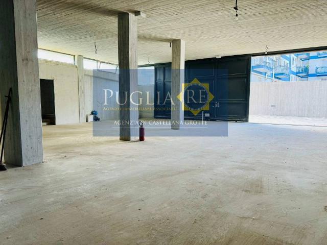 Locale Commerciale in vendita a Puglia, Bari