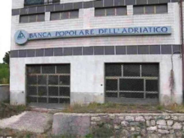 Locale Commerciale in vendita a Quadri, Abruzzo