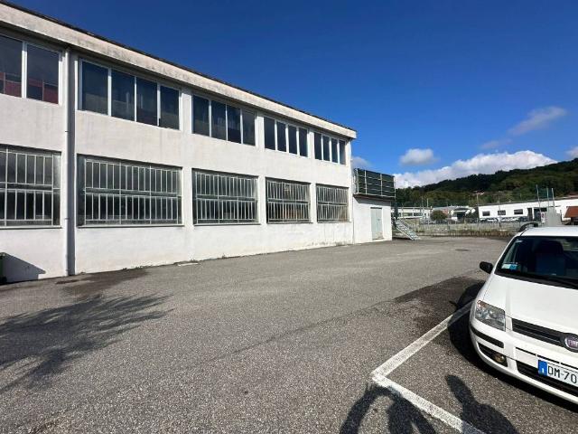 Locale Commerciale in vendita a Piemonte, Biella