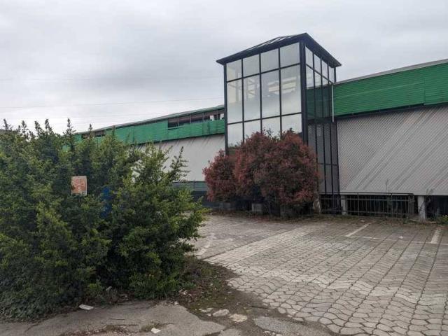 Locale Commerciale in vendita a Piemonte, Biella