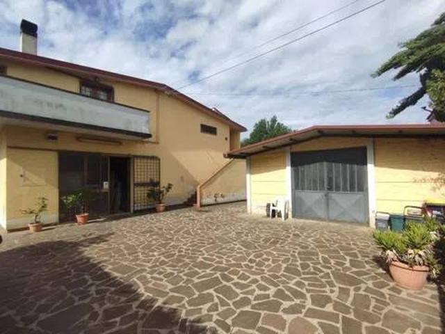 Locale Commerciale in vendita a Olmi, Quarrata