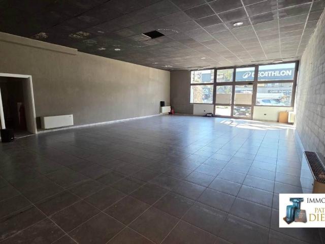 Locale Commerciale in vendita a Villair, Quart