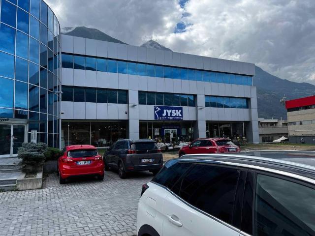 Locale Commerciale in vendita a Quart, Aosta