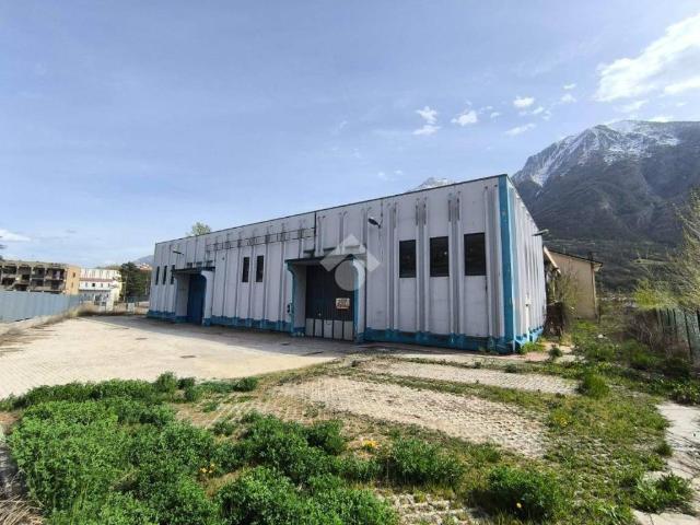 Locale Commerciale in vendita a Quart, Aosta