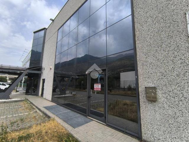 Locale Commerciale in vendita a Quart, Aosta