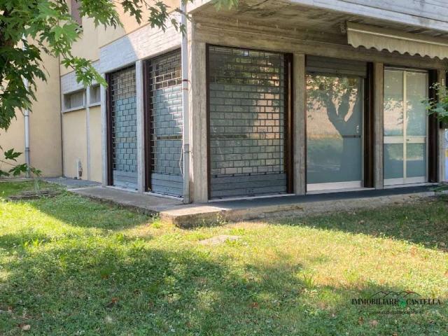 Locale Commerciale in vendita a Colline Matildiche, Re