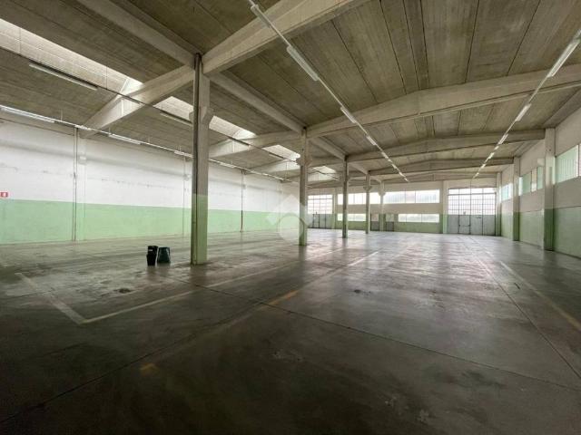 Locale Commerciale in vendita a Colline Matildiche, Re