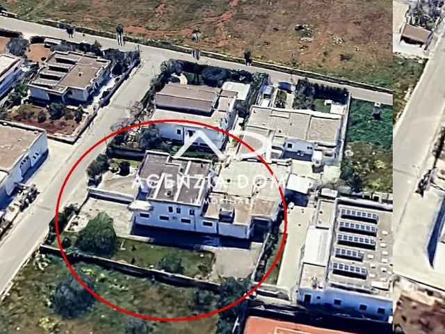 Locale Commerciale in vendita a Puglia, Lecce