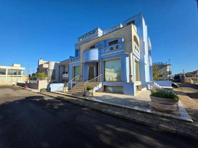 Locale Commerciale in vendita a Puglia, Lecce