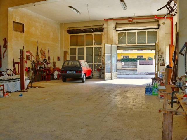 Locale Commerciale in vendita a Ragusa, Sicilia