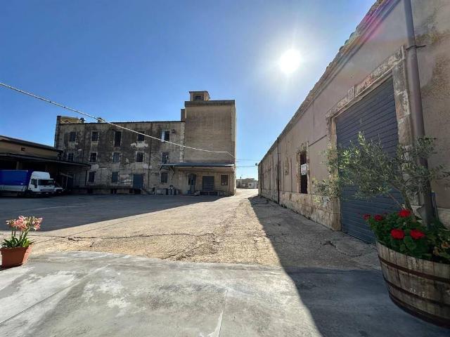 Locale Commerciale in vendita a Ragusa, Sicilia