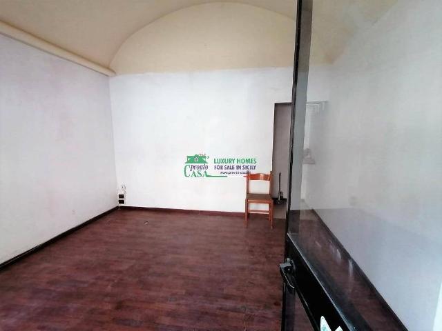 Locale Commerciale in vendita a Ragusa, Sicilia