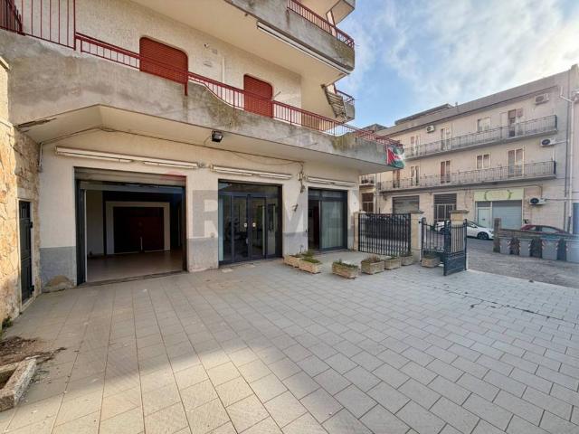 Locale Commerciale in vendita a Ragusa, Sicilia