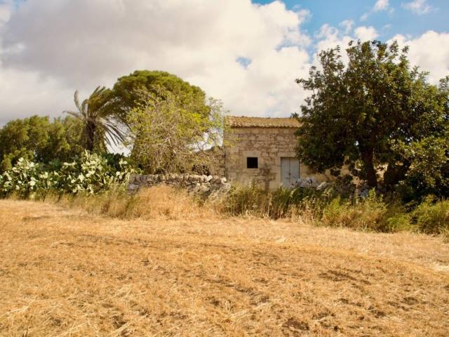 Locale Commerciale in vendita a Ragusa, Sicilia