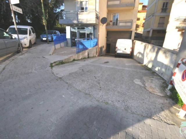 Locale Commerciale in vendita a Ragusa, Sicilia