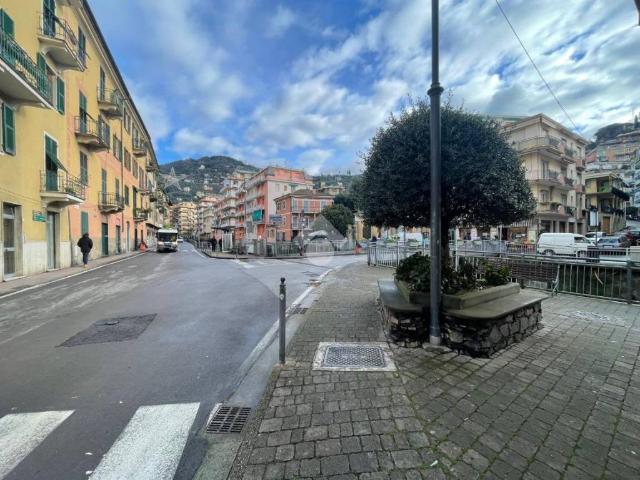 Locale Commerciale in vendita a San Michele di Pagana, Rapallo