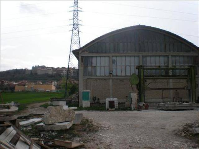 Locale Commerciale in vendita a Rapolano Terme, Toscana