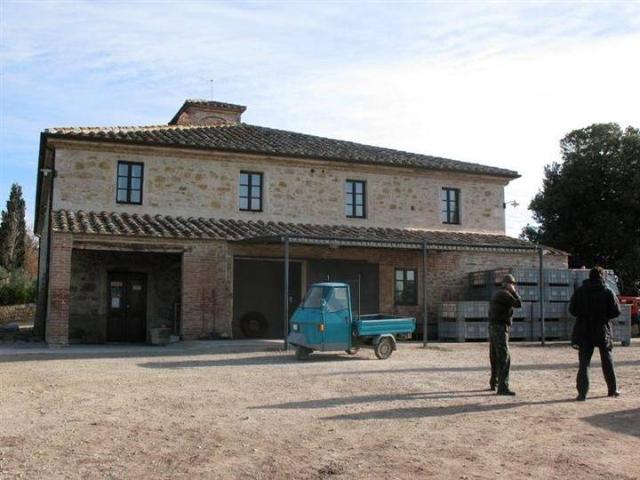 Locale Commerciale in vendita a Rapolano Terme, Siena