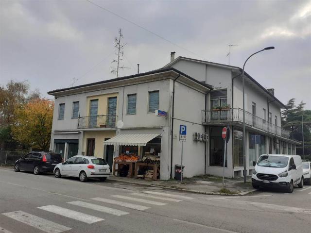 Locale Commerciale in vendita a Ravenna, Reggio Emilia