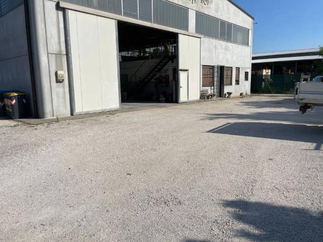 Locale Commerciale in vendita a Ravenna, Reggio Emilia