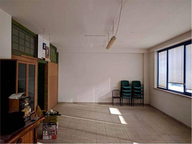 Locale Commerciale in vendita a Marche, Macerata