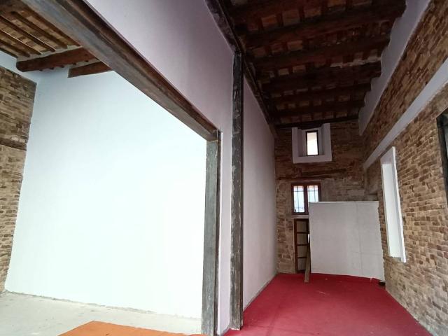 Locale Commerciale in vendita a Castelnuovo, Marche