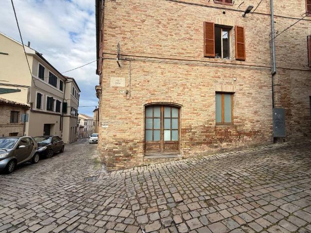 Locale Commerciale in vendita a Castelnuovo, Marche