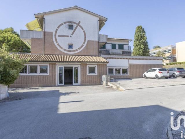 Locale Commerciale in vendita a Marche, Macerata