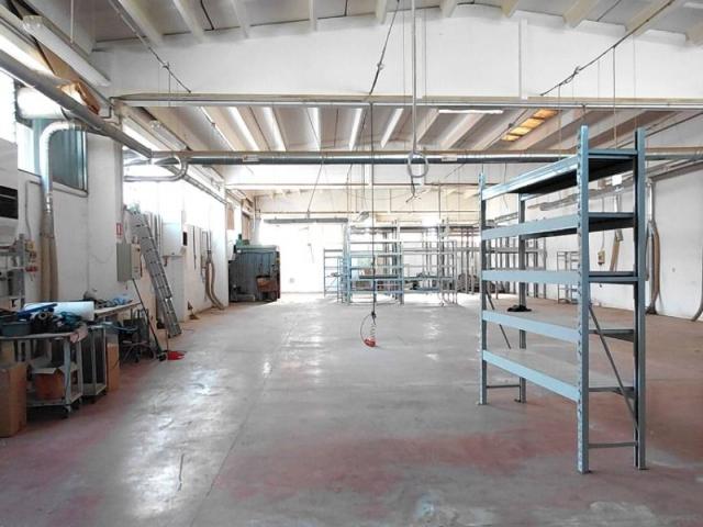 Locale Commerciale in vendita a Marche, Macerata