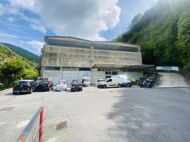 Locale Commerciale in vendita a Avegno, Salto
