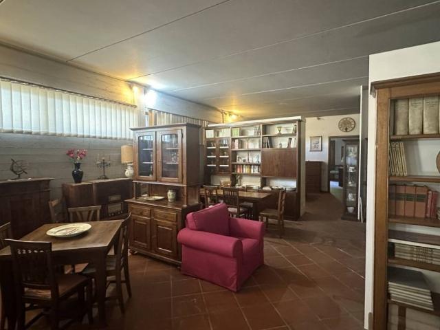 Locale Commerciale in vendita a Cascia, Reggello