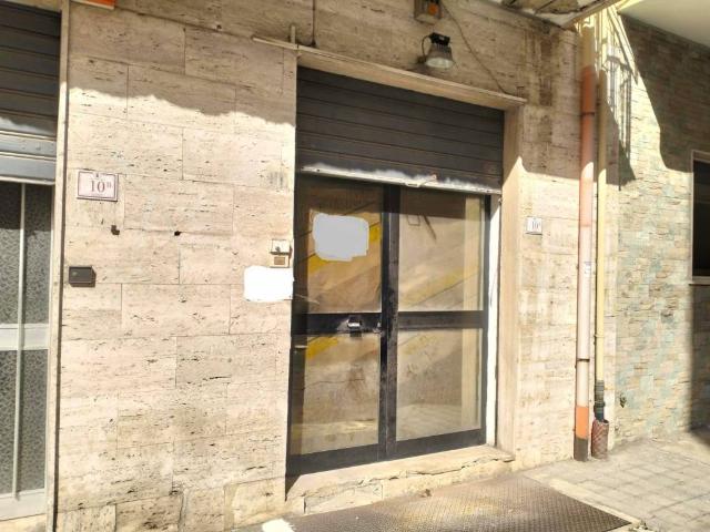 Locale Commerciale in vendita a Reggio di Calabria, Reggio Calabria