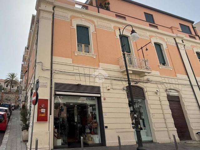 Locale Commerciale in vendita a Calabria, Reggio Calabria