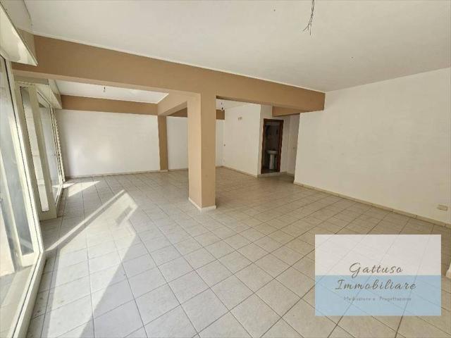 Locale Commerciale in vendita a Calabria, Reggio Calabria