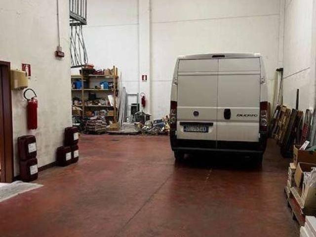 Locale Commerciale in vendita a Re, Reggio Emilia