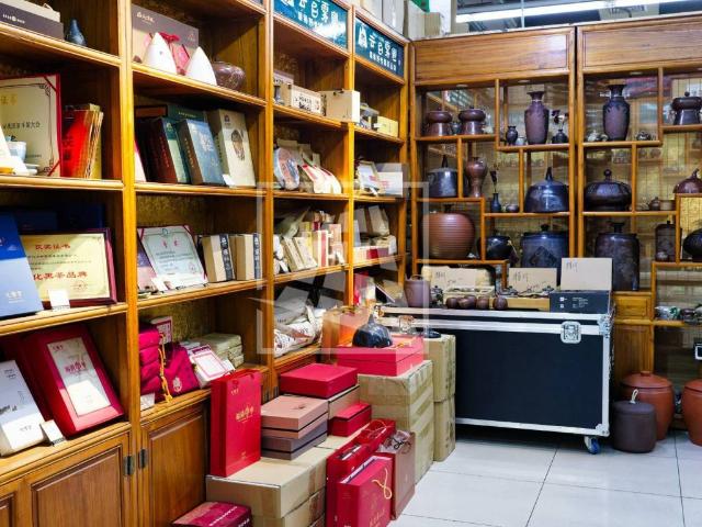 Locale Commerciale in vendita a Pieve Modolena, Re