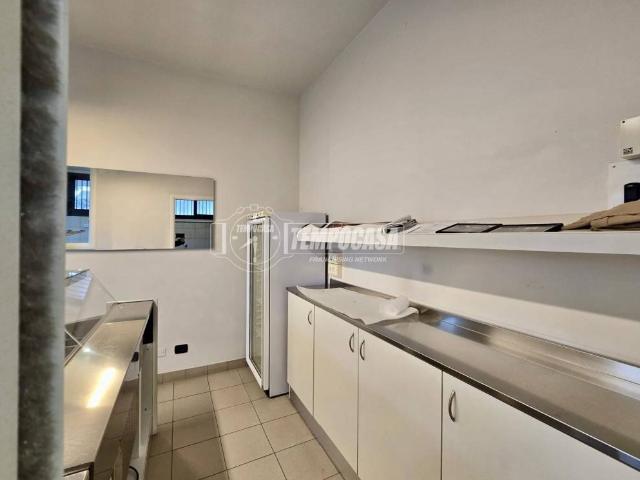 Locale Commerciale in vendita a Regina Pacis, Re