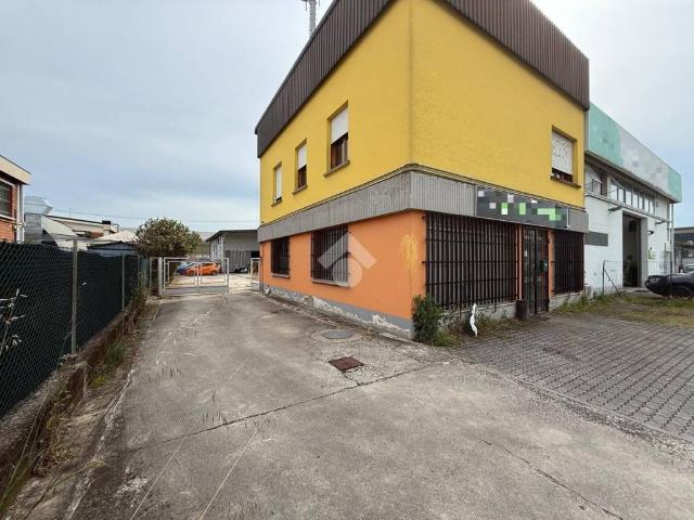 Locale Commerciale in vendita a Pieve Modolena, Re