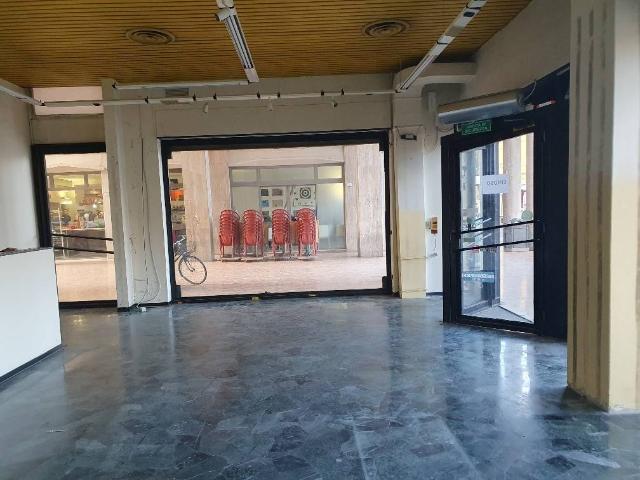 Locale Commerciale in vendita a San Francesco-Giardini Pubblici, Re