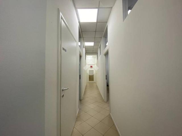 Locale Commerciale in vendita a San Prospero Strinati, Re