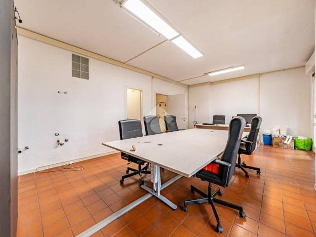 Locale Commerciale in vendita a Santa Croce, Re