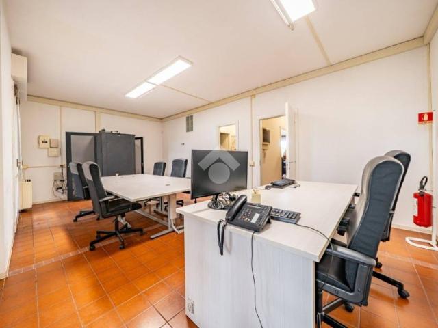 Locale Commerciale in vendita a Santa Croce, Re