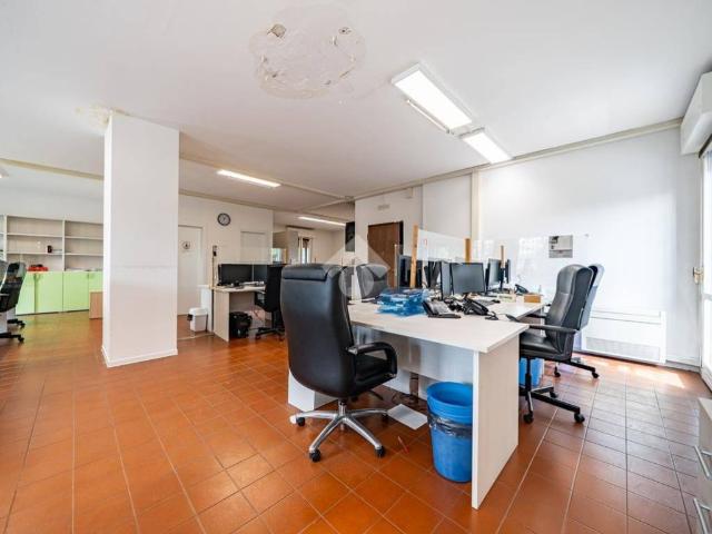 Locale Commerciale in vendita a Santa Croce, Re