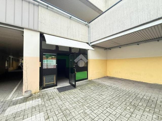 Locale Commerciale in vendita a Cavazzoli, Re