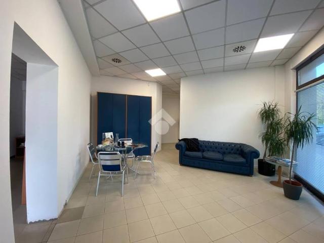 Locale Commerciale in vendita a San Prospero Strinati, Re