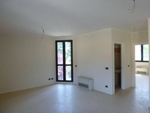 Locale Commerciale in vendita a Santa Croce, Re