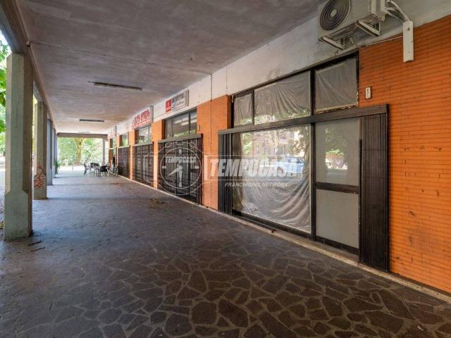 Locale Commerciale in vendita a Gardenia, Re