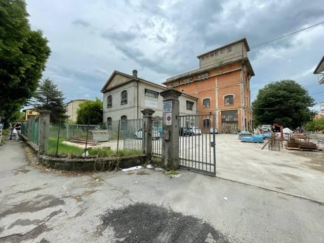 Locale Commerciale in vendita a Regina Pacis, Re