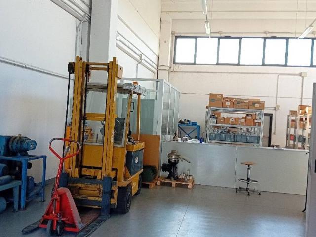Locale Commerciale in vendita a Sesso, Re
